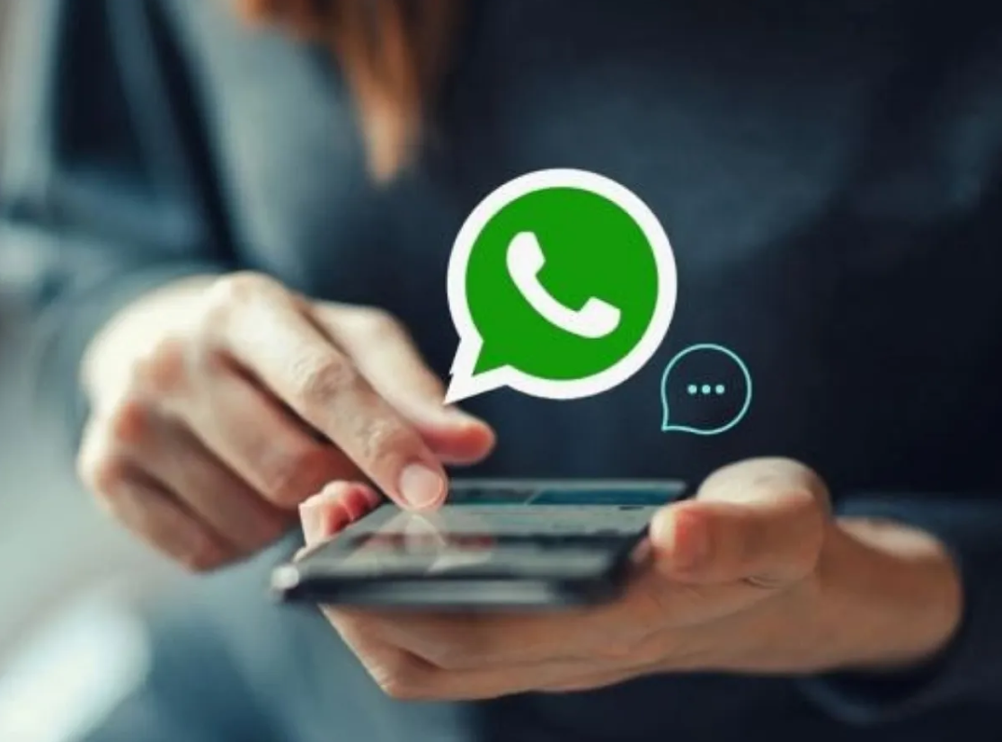 En la era digital actual, la inteligencia artificial (IA) ha transformado la forma en que interactuamos con la tecnología. Meta, la empresa matriz de WhatsApp, ha integrado recientemente funciones de IA en su plataforma de mensajería para mejorar la experiencia del usuario. Sin embargo, estas funciones también han suscitado preocupaciones sobre la privacidad y el control de los datos personales. En este artículo, exploraremos cómo desactivar Meta AI en WhatsApp y por qué podría ser beneficioso hacerlo. ¿Qué es Meta AI en WhatsApp? Meta AI es una serie de herramientas y algoritmos de inteligencia artificial diseñados para optimizar y personalizar la experiencia de los usuarios en WhatsApp. Estas funciones incluyen desde el filtrado inteligente de mensajes hasta la sugerencia de respuestas automáticas y la mejora de la calidad de las llamadas y videollamadas. Cómo Desactivar Meta AI en WhatsApp Desactivar las funciones de Meta AI en WhatsApp es un proceso relativamente sencillo y se puede hacer siguiendo estos pasos: Abrir WhatsApp: Inicia la aplicación de WhatsApp en tu dispositivo móvil. Acceder a Configuración: Toca el icono de tres puntos verticales en la esquina superior derecha de la pantalla y selecciona "Configuración". Privacidad: Dentro del menú de configuración, selecciona la opción "Privacidad". Servicios de IA: Busca la sección que hace referencia a los servicios de inteligencia artificial o similares (puede variar dependiendo de la versión de la aplicación). Desactivar: Desactiva las funciones de IA seleccionadas. Esto puede incluir la desactivación de las sugerencias de respuestas automáticas, el filtrado de mensajes y otras herramientas de IA. ¿Por Qué Desactivar Meta AI? 1. Privacidad Uno de los motivos principales para desactivar Meta AI en WhatsApp es la privacidad. Las funciones de IA a menudo requieren acceso a grandes cantidades de datos personales para funcionar eficazmente. Esto puede incluir tus mensajes, hábitos de uso y otros datos sensibles. Al desactivar estas funciones, limitas la cantidad de información personal que se recopila y procesa. 2. Control sobre tu Experiencia Desactivar Meta AI te permite tener un mayor control sobre tu experiencia en WhatsApp. Sin la intervención de la IA, puedes gestionar tus mensajes y notificaciones de manera manual, sin que el algoritmo decida por ti. Esto puede resultar en una experiencia de usuario más auténtica y menos manipulada. 3. Reducir el Consumo de Datos y Batería Las funciones de IA pueden consumir más datos y batería debido a los procesos adicionales que realizan en segundo plano. Al desactivarlas, podrías notar una mejora en la duración de la batería de tu dispositivo y una reducción en el consumo de datos móviles. 4. Minimizar las Distracciones Las sugerencias automáticas y otras herramientas de IA pueden ser útiles, pero también pueden resultar en distracciones innecesarias. Al desactivarlas, puedes centrarte en lo que realmente importa sin las constantes interrupciones de notificaciones sugeridas. 5. Transparencia Al desactivar las funciones de IA, puedes tener una experiencia más transparente y entender mejor cómo funciona la aplicación sin la intervención de algoritmos complejos. Esto puede ayudarte a tomar decisiones más informadas sobre tu uso de la tecnología. Conclusión La inteligencia artificial tiene el potencial de mejorar significativamente nuestras interacciones digitales, pero también es importante ser consciente de sus implicaciones. Desactivar Meta AI en WhatsApp puede ofrecerte una mayor privacidad, control y transparencia en tu experiencia de mensajería. Si valoras estos aspectos, seguir los pasos mencionados para desactivar estas funciones puede ser una decisión acertada. Al final del día, la elección depende de tus preferencias personales y de cómo deseas interactuar con la tecnología.