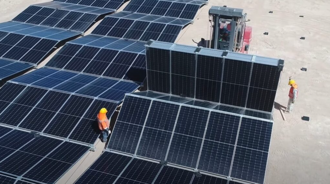 Innovación en energía solar: La revolución de los paneles solares plegables en el desierto de Atacama