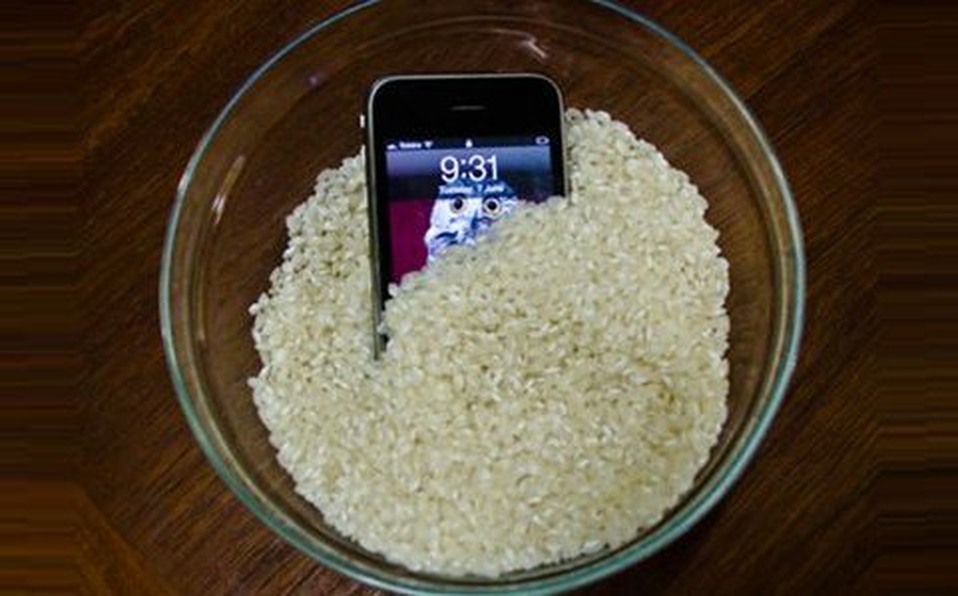 ¡Olvídate del arroz! Te explicamos las mejores alternativas para secar tu móvil mojado