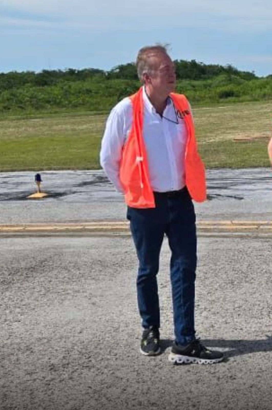 En esta foto aparece Henry Paul Hughes empresario de Acapulco