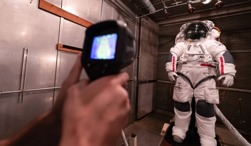 Axiom Space supera prueba clave de sus trajes para misión Artemis III
