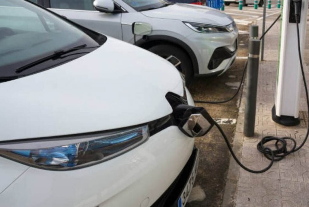 Estudio confirma que autos eléctricos no aumentan accidentes con peatones