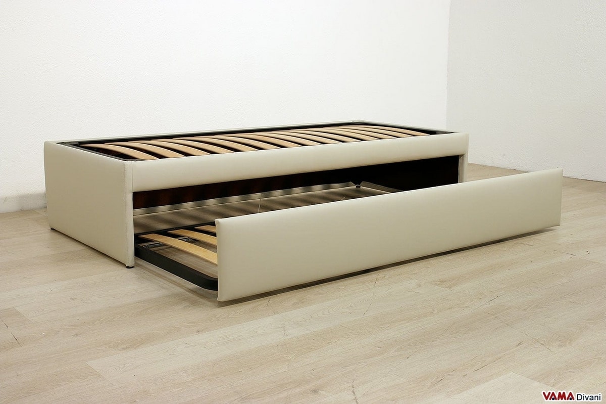 Hay una paradoja peculiar en las grandes ciudades: cuanto más se encoge el espacio, más se expande la imaginación. En un mundo que parece comprimirse a golpe de rascacielos, alquileres imposibles y apartamentos del tamaño de una caja de zapatos, la pregunta no es ya cuántos metros tienes, sino qué se puede hacer con ellos. La vivienda contemporánea, especialmente en entornos urbanos, se enfrenta a un reto doble: reducir su huella ecológica al tiempo que responde a las necesidades cotidianas de personas que viven en hogares cada vez más pequeños. Espacios cada vez más reducidos Tomemos como ejemplo ciudades como Tokio, Nueva York o Barcelona. Espacios mínimos, precios máximos. El confort ya no se mide en metros, sino en soluciones. Ante esta tiranía del espacio, el diseño de interiores se ha convertido en un ejercicio que busca transformar lo pequeño en suficiente, lo justo en placentero. Y no solo con fines estéticos, sino existenciales. Porque cuando tu escritorio es también la mesa del desayuno y tu cama está junto al armario, la practicidad no es una opción, sino una necesidad. Aquí entra la noción de funcionalidad como clave. Ya no basta con tener muebles estéticos; ahora deben ser también versátiles, plegables e, incluso, ocultables. La vieja idea del “menos es más” ha pasado a la vivienda en propuestas que optimizan cada centímetro con inteligencia quirúrgica. Soluciones ingeniosas para la falta de espacio Una de las soluciones más ingeniosas en esta línea es la cama abatible, que permite transformar un dormitorio en oficina, salón o zona de juegos con un solo movimiento. Lo interesante no es solo su capacidad para liberar espacio, sino cómo reconfigura la forma en que habitamos. Dormir y trabajar en el mismo cuarto deja de ser un signo de precariedad para convertirse en símbolo de diseño evolutivo. Entre las camas abatibles de la actualidad hay mucha variedad para elegir: desde las verticales hasta las horizontales, pasando por las literas y las camas matrimonio abatibles. Todas estas camas aprovechan al máximo el espacio, son de fácil limpieza y se pueden ubicar perfectamente en cualquier espacio de la casa. Diseño responsable Pero reducir no significa renunciar. El nuevo paradigma habitacional no solo persigue eficiencia espacial, sino también sostenibilidad. Porque en una época marcada por el colapso climático, cada decisión doméstica es también un gesto importante. Esto se traduce en materiales reciclados o reciclables, procesos de fabricación éticos y electrodomésticos que consumen cada vez menos energía. Incluso en detalles aparentemente menores, como bombillas LED o sistemas de aislamiento térmico que reducen el uso de calefacción y aire acondicionado, el hogar se transforma en un laboratorio de resiliencia ambiental. Diseñadores y arquitectos están reinterpretando la casa como un organismo vivo: adaptable, eficiente, coherente con su entorno. Y los usuarios también cambian. El antiguo fetiche del “cuanto más grande, mejor” se tambalea ante una nueva sensibilidad: menos metros, más sentido. El mobiliario como actor y no decorado Ya no vivimos en la casa: interactuamos con ella. El mobiliario ha dejado de ser un decorado estático para convertirse en protagonista dinámico. Se pliega, se eleva, se esconde, se transforma. Un sofá puede albergar una cama; una estantería, una escalera; una mesa, una jornada laboral. Este fenómeno no es nuevo, pero sí lo es su generalización y sofisticación. Antes, los muebles multifuncionales eran rarezas de catálogo o caprichos de diseñador. Hoy son casi norma en los hogares urbanos. No por moda, sino por necesidad. Y en esta evolución, el diseño ha aprendido una lección valiosa: la forma debe seguir a la función, pero también al afecto. Porque un mueble no solo debe servir: debe gustar, emocionar, acompañar. La funcionalidad es también estética. Hábitos que ocupan espacio Sin embargo, ninguna innovación técnica sirve de mucho si no va acompañada de una transformación de hábitos. El espacio físico solo cambia si cambia el espacio mental. ¿De qué sirve tener una casa modular si seguimos acumulando objetos como quien teme al vacío? La eficiencia doméstica pasa también por una revisión de nuestro consumo y de nuestras posesiones. No se trata de abrazar el minimalismo ni el diseño escandinavo por obligación, pero sí de preguntarse qué necesitamos y qué es completamente superfluo. La casa como manifiesto Al final, el hogar contemporáneo se ha vuelto un manifiesto silencioso. Habla de lo que valoramos, de cómo vivimos y de qué futuro imaginamos. En un mundo de recursos finitos, el verdadero lujo ya no es el exceso, sino el equilibrio. Quizá la mayor lección que nos dejan estas viviendas inteligentes, pequeñas pero poderosas, es que vivir mejor no necesita de forma obligatoria de más espacio, sino que necesita decisiones inteligentes y un mejor aprovechamiento de los recursos con los que disponemos. Vivir mejor en menos metros: el arte de habitar con inteligencia