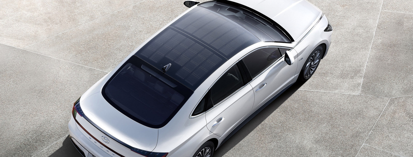 Paneles solares en autos eléctricos: la apuesta que busca sumar autonomía limpia y reducir consumo urbano
